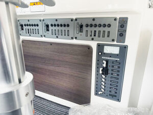 ヤンマー 中古艇 EX38 キャビン 室内 ブレーカーパネル